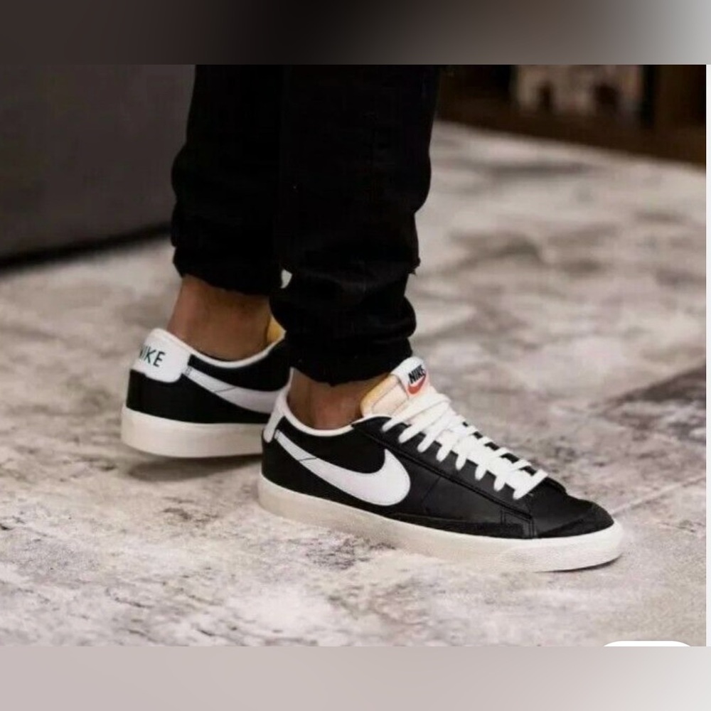 NIKE MEN BLAZER LOW 77
VINTAGE BLACK WHITE SNEAKERS size 9.5 gently used